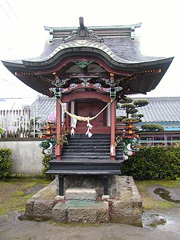 辻の角の保食神社写真