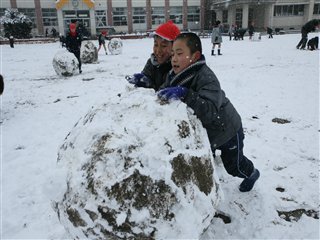 雪だるまをつくる子どもたち