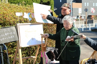 紙芝居を読む立野さん