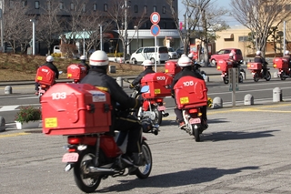 トマトを積んだバイクが出発