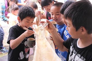 そうめん流しを楽しむ子ども達