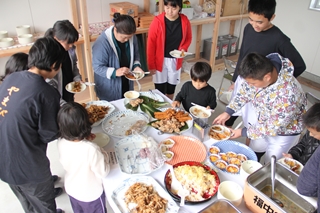 給食のふるまいの様子1