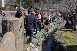 佳例川住民と曽於市児童の交流2